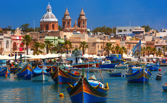 traditionelle gemusterte bunte Boote Luzzu im Hafen des mediterranen Fischerdorfs Marsaxlokk auf Malta