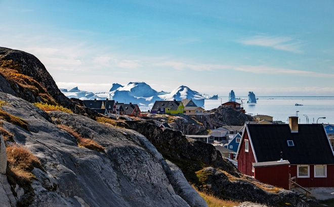 Die Schönheit der Kolonialhäuser und der Eisfjord in Ilulissat, Grönland